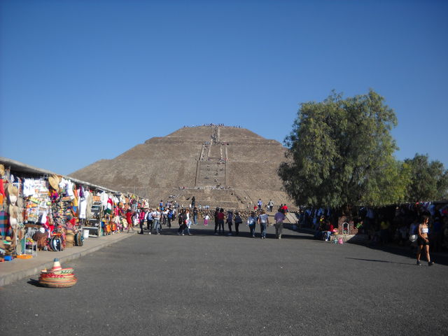 Caminando hacia la pirámide del sol en Teotihuacan