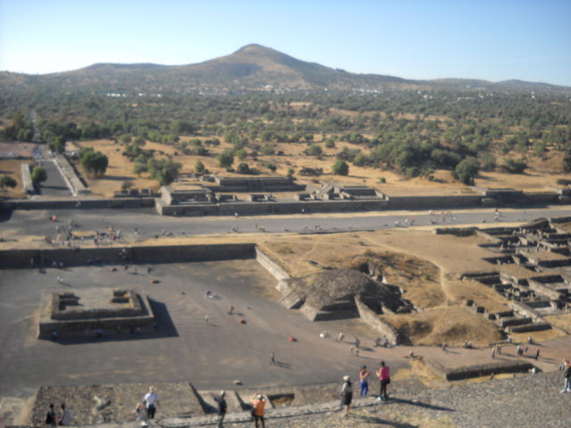 Vista desde arriba de la pirámide del sol en Teotihuacan